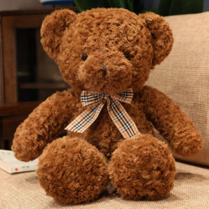 Hug the bear and comfort the doll