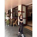 148041FuunJ full level Killer waist cinching design, U-neck shoulder short sleeved T-shirt for women, slim fit and slimming top for summer