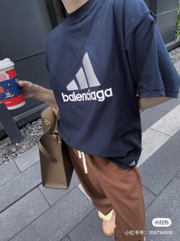 【 Top Version. Official Website Quality 】 BLCG/ALENCIAGA/Balenciaga Joint Adidas Classic Logo Combination in Front, Embroidered Short Sleeve T-shirt with Double sided Front and Back Wear